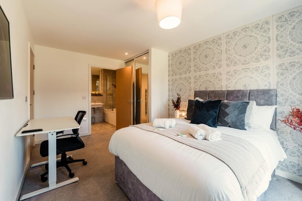 Bed, TV and multimedia, Bedroom