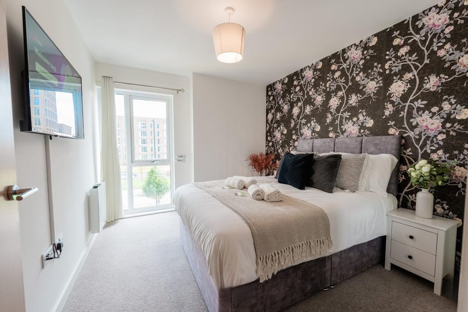 Bed, TV and multimedia, Bedroom