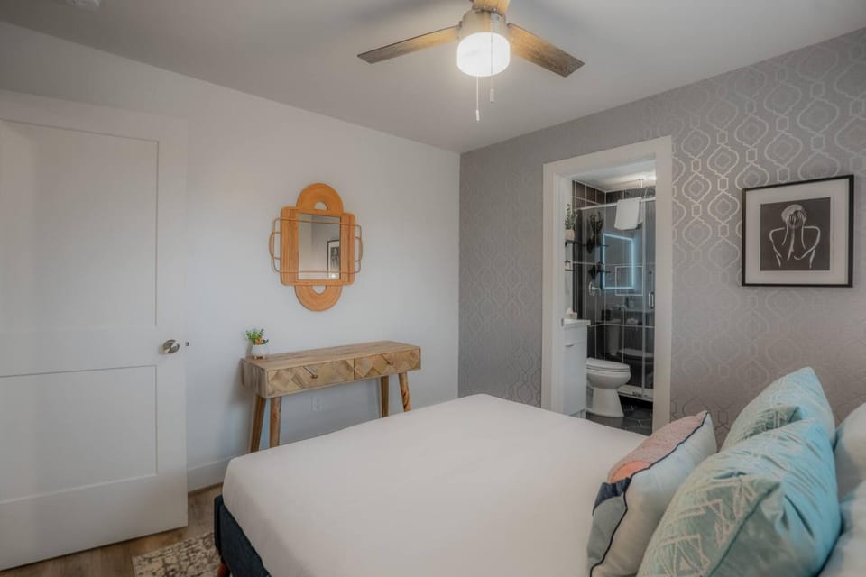 Bed, Photo of the whole room, Bedroom