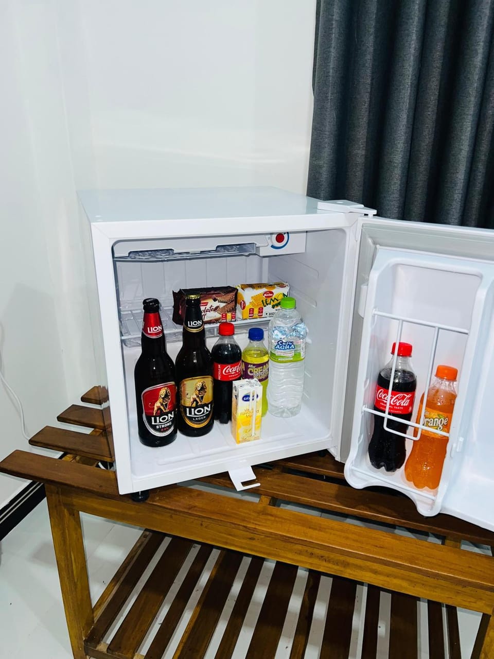 Lounge or bar, Food and drinks, Drinks, Alcoholic drinks