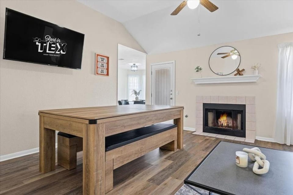 Hill Country Getaway Games, Fire Pit & Deck Apartment in Leander