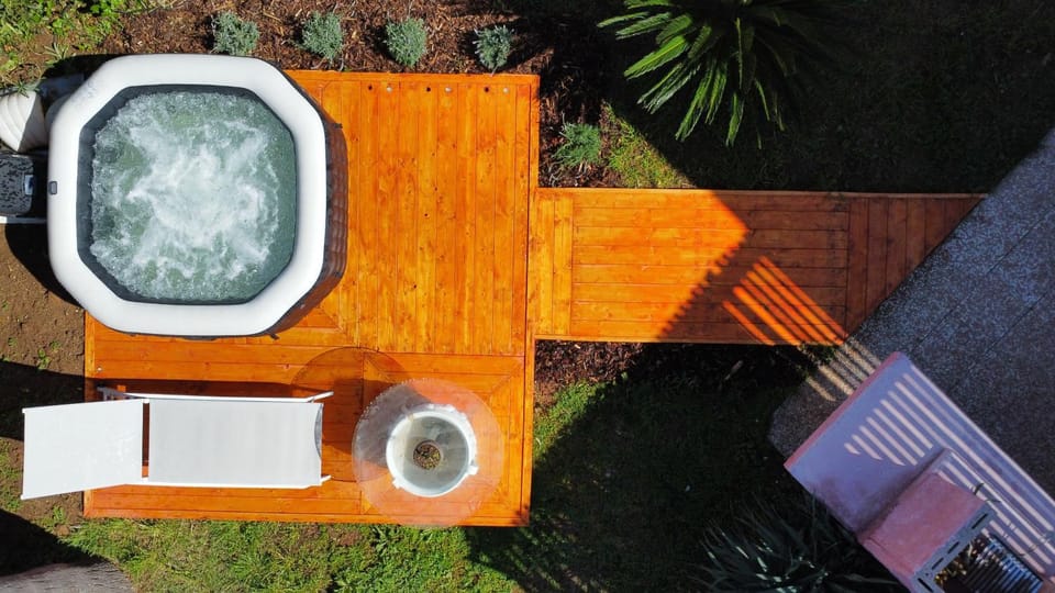 Communal lounge/ TV room, Day, Garden, Garden, Hot Tub, TV and multimedia, Evening entertainment, Garden view
