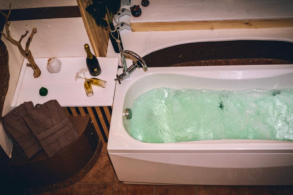 Hot Tub, Bath