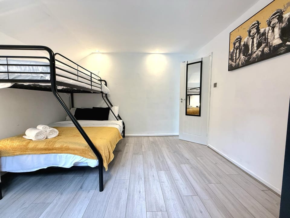 Photo of the whole room, Bedroom, bunk bed