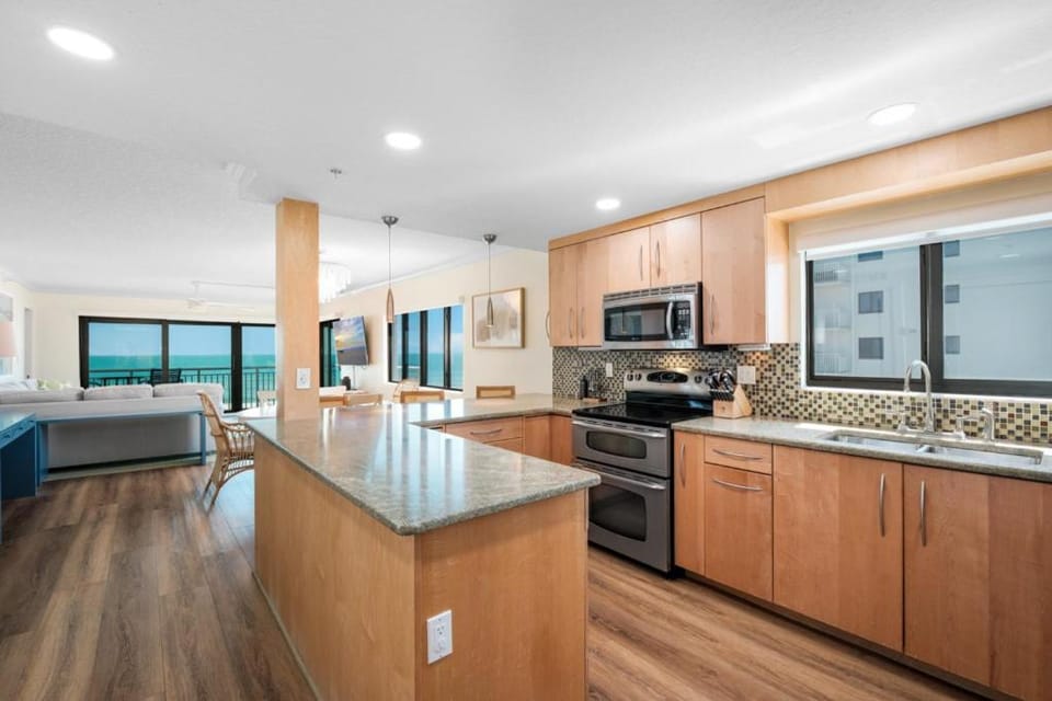 Updated direct oceanfront corner condo with large wrap-around balcony and heated pool House in Florida