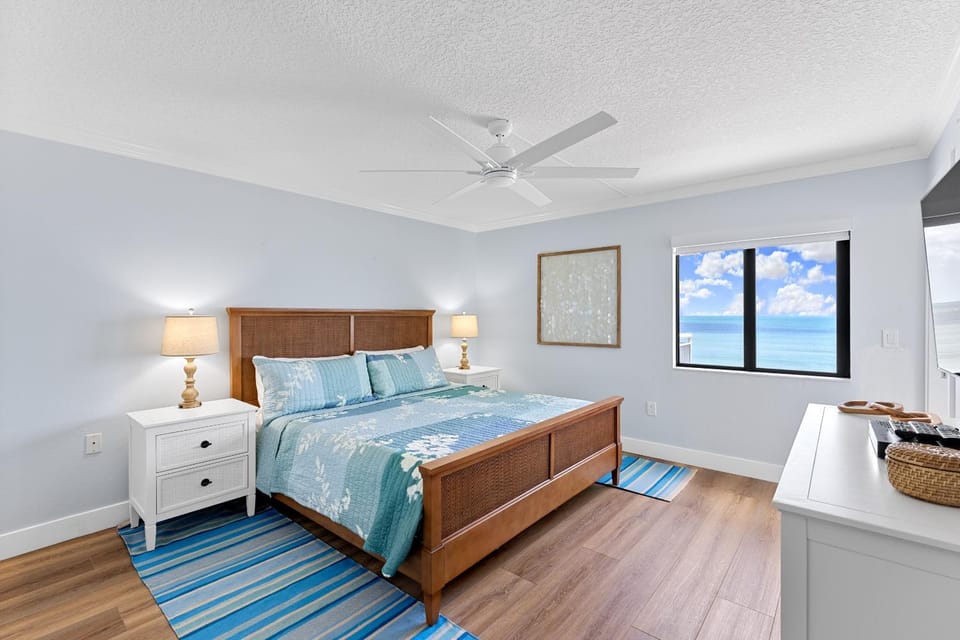 Updated direct oceanfront corner condo with large wrap-around balcony and heated pool House in Florida