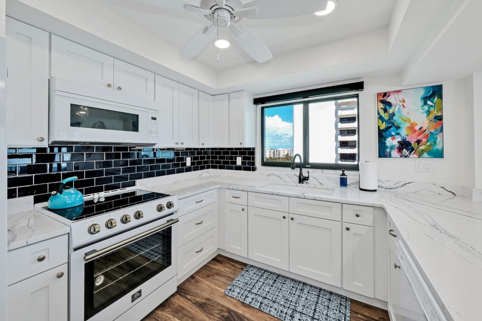Direct oceanfront corner penthouse with huge wrap-around balcony offering beach and pool views House in Florida