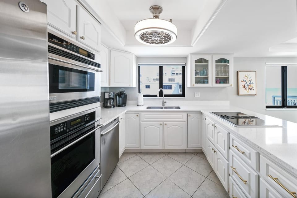 Updated direct oceanfront corner condo with a wrap-around balcony overlooking the heated pool House in Florida