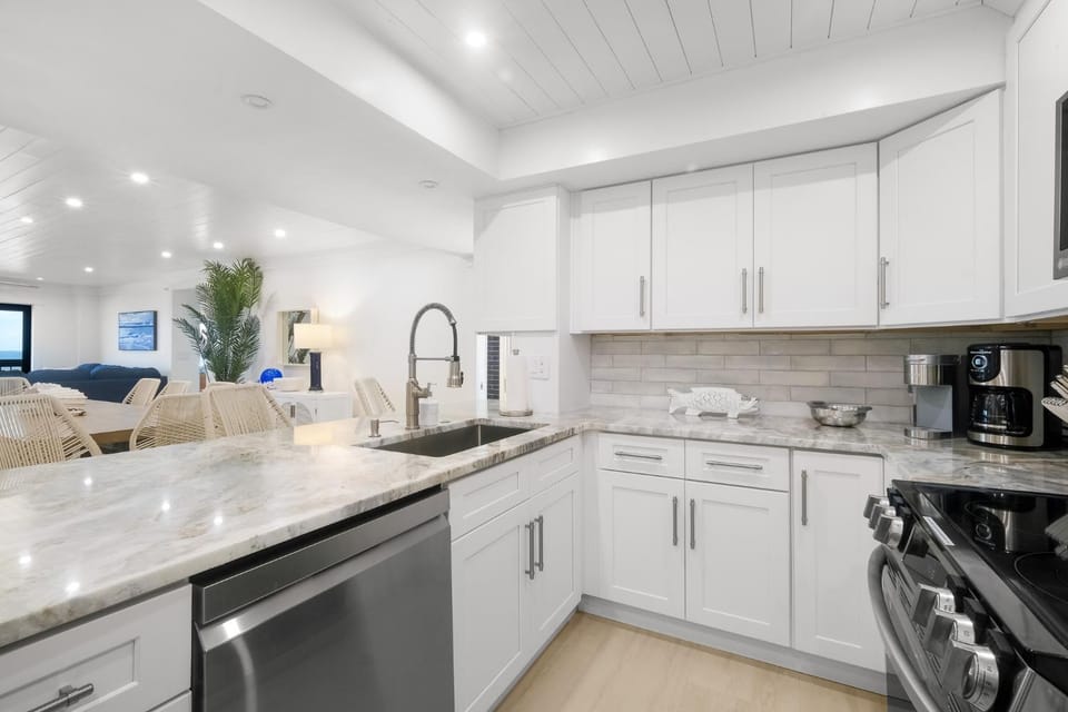 Luxury direct oceanfront corner with large private balcony, heated pool and garage House in Daytona Beach