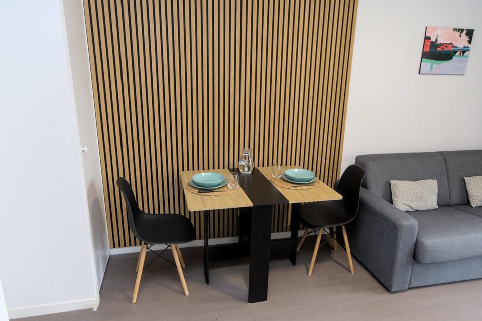 Dining area, internet