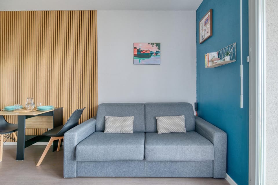 Living room, Seating area, Dining area, heating, internet