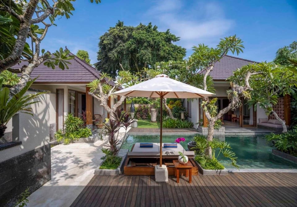 Property building, Patio, Spring, Day, Garden, Garden view, Pool view, Swimming pool, sunbed