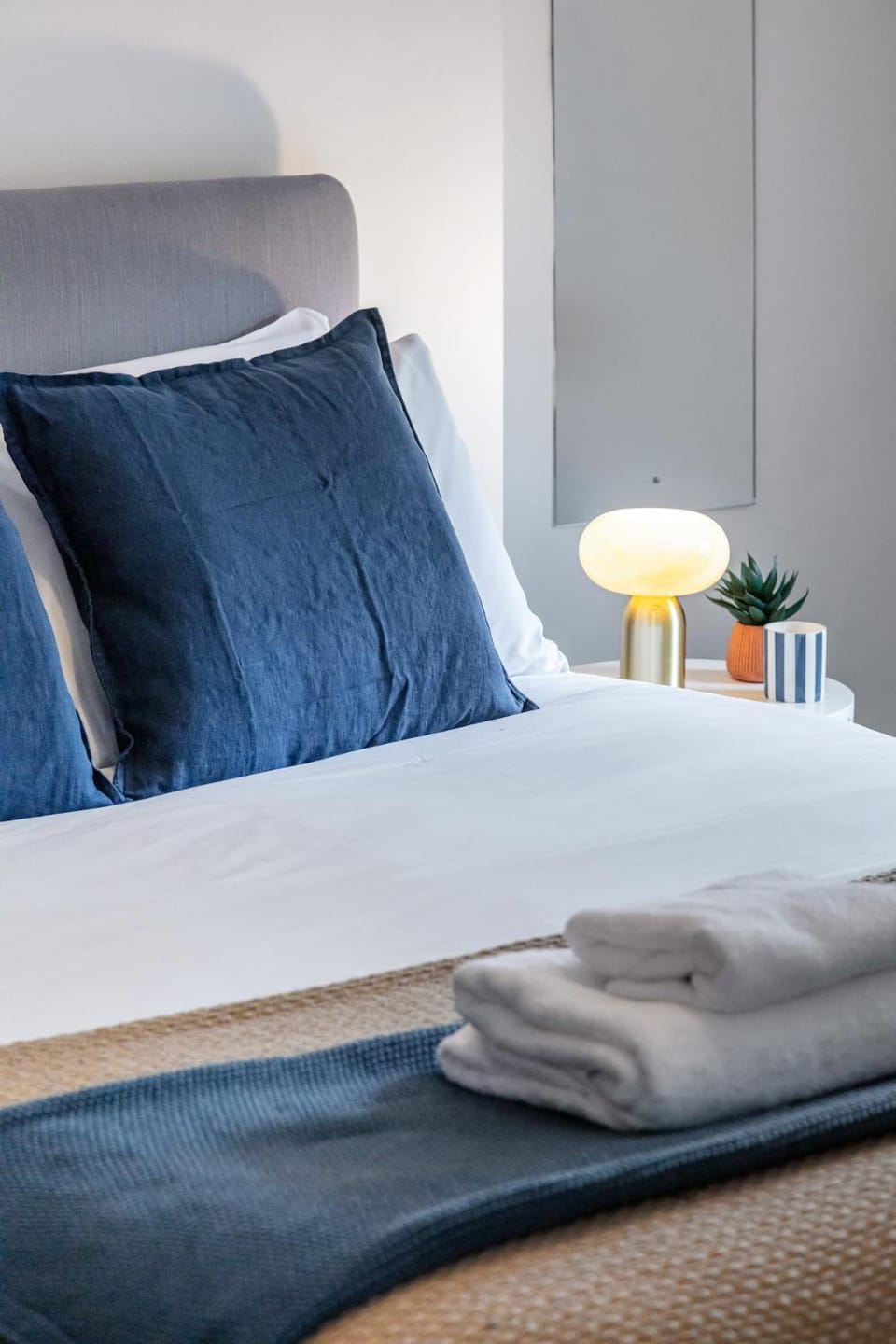 Bed, Bedroom, towels