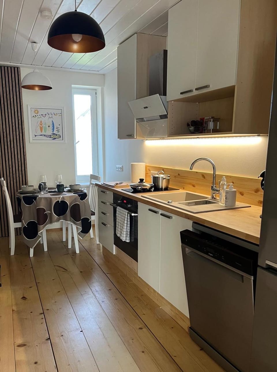 Kitchen or kitchenette, Dining area, dishwasher