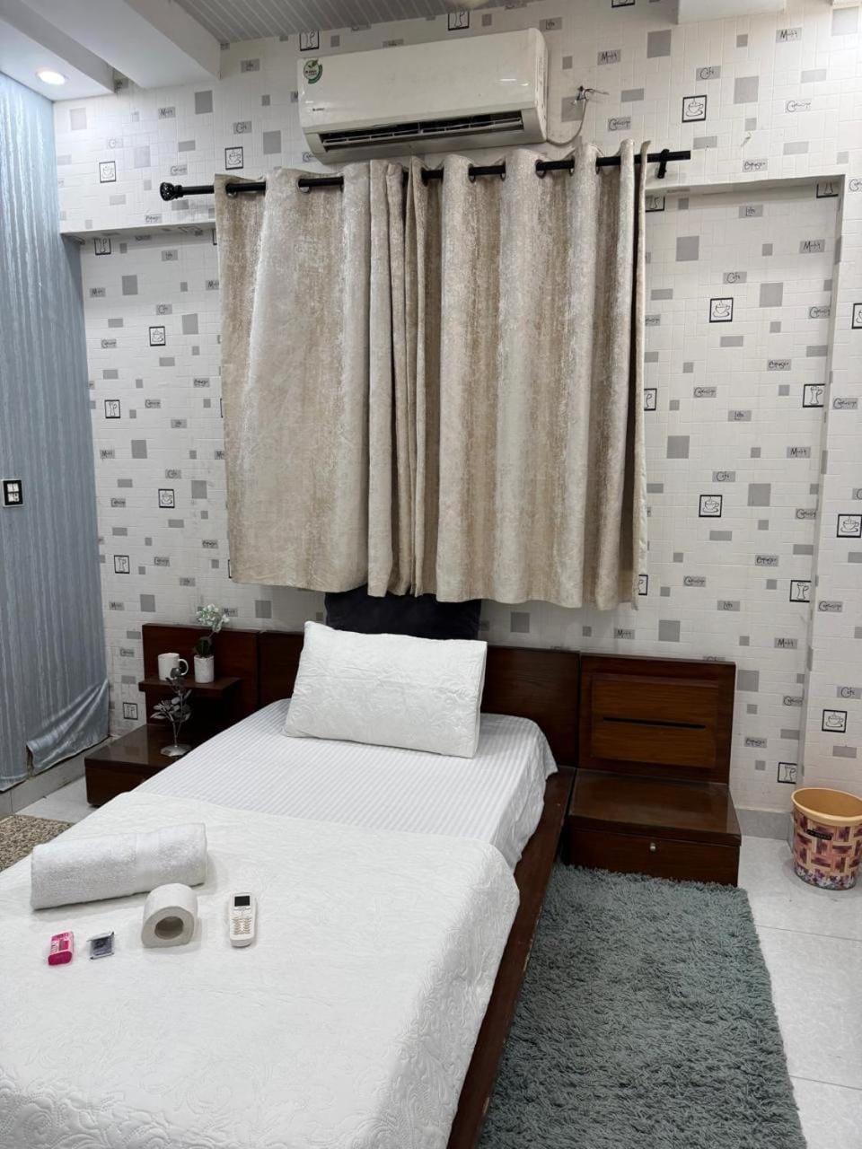 Bed, Photo of the whole room, Bedroom, air conditioner