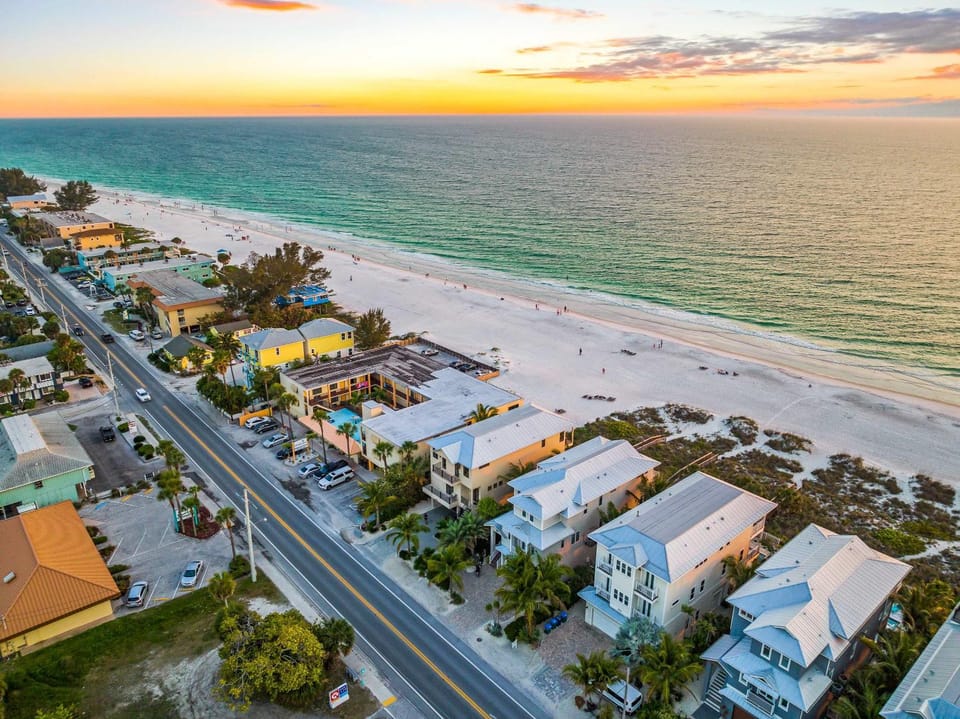 Beach Side Paradise - Luxury Home on the Beach House in Bradenton Beach