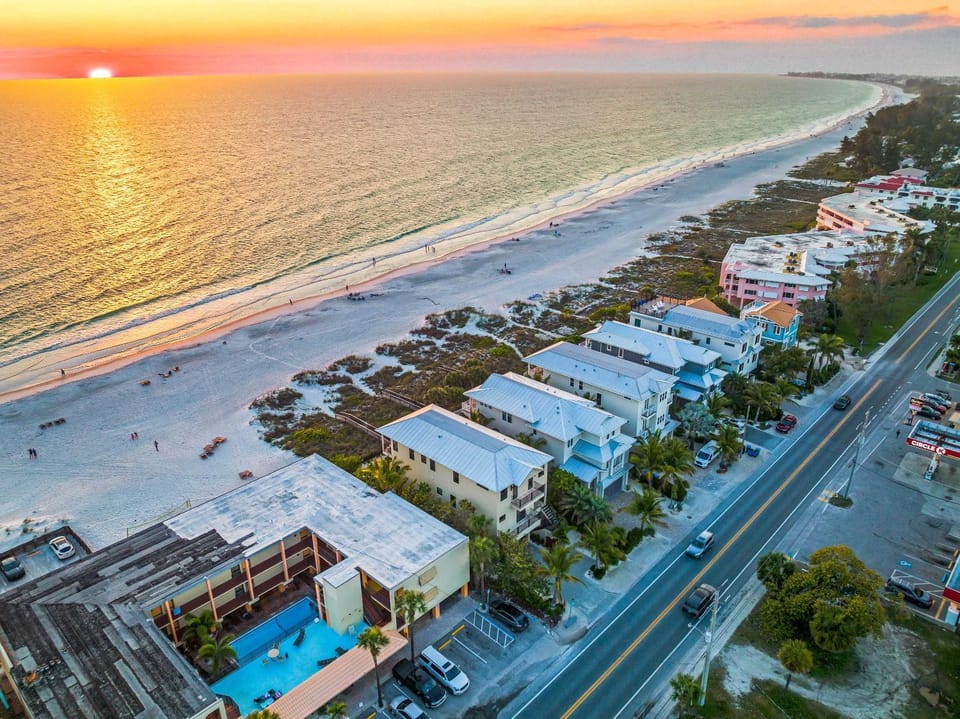 Beach Side Paradise - Luxury Home on the Beach House in Bradenton Beach