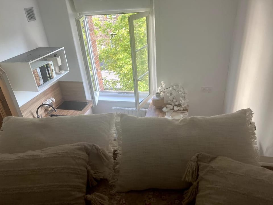 Bed, Living room
