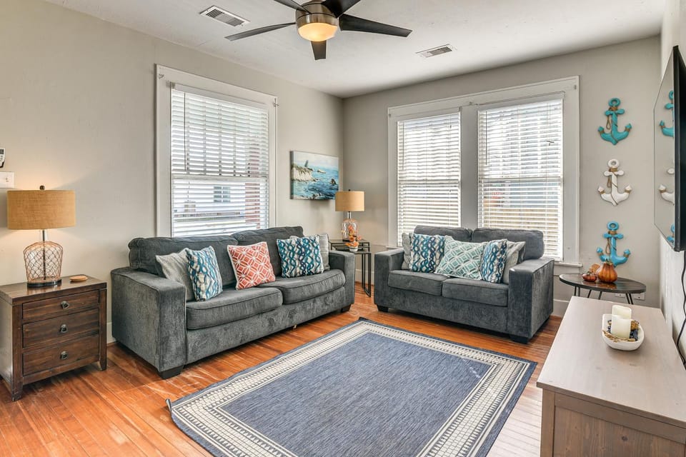 Steps to Seawall & Shore! Galveston Escape w/ Yard House in Galveston Island