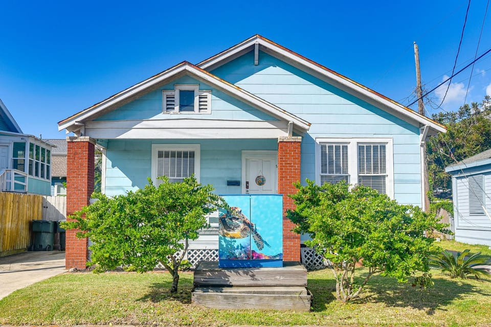 Steps to Seawall & Shore! Galveston Escape w/ Yard House in Galveston Island