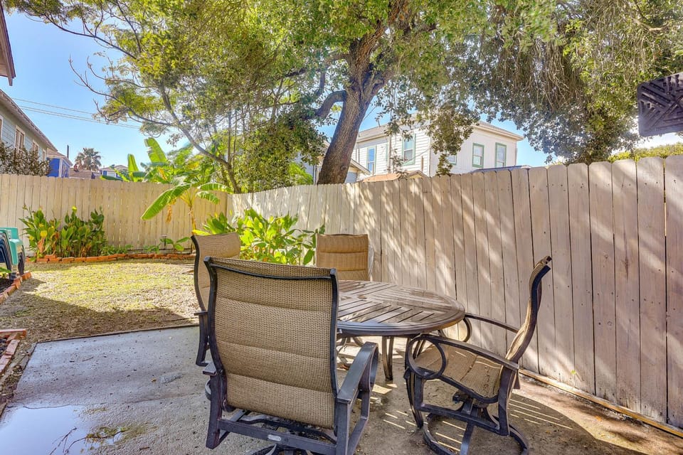 Steps to Seawall & Shore! Galveston Escape w/ Yard House in Galveston Island