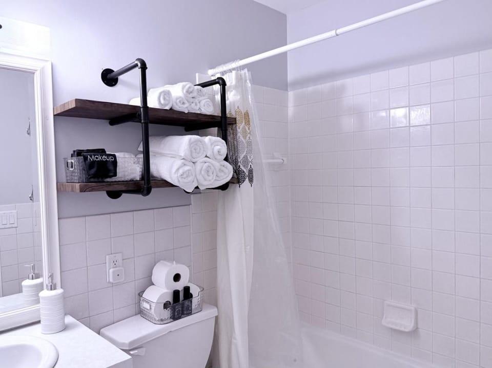 Shower, Toilet, Bathroom, Bath, towels