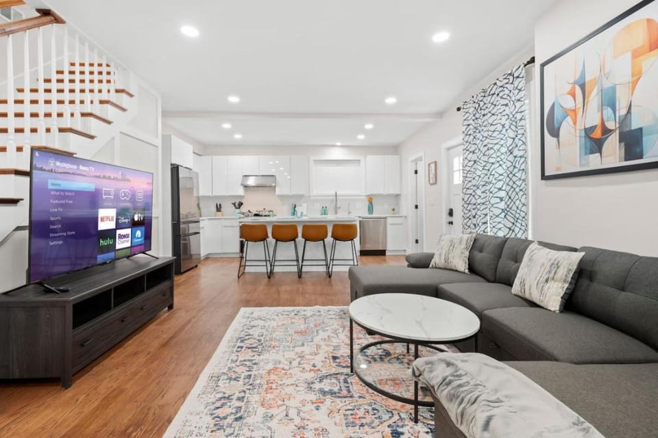 Luxury 3BR 2BA apt near Harvard with Free Parking Apartment in Watertown