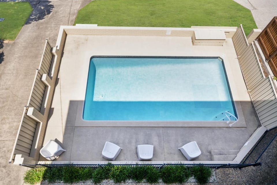 Pool view, Swimming pool, sunbed