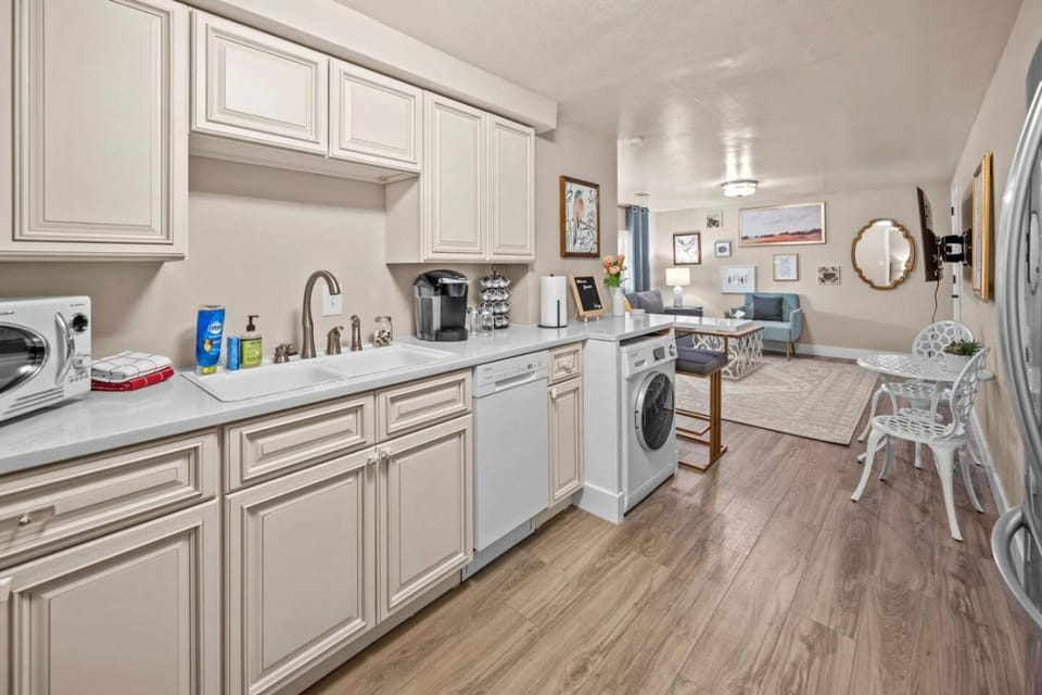 Private Basement - Two King Beds and Hot Tub Apartment in Saint Charles