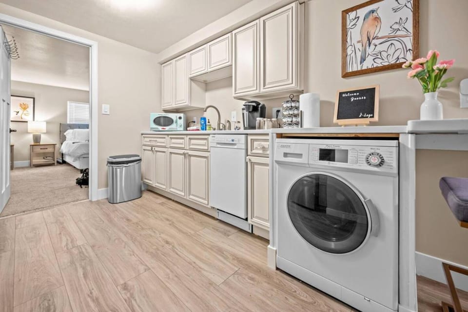 Private Basement - Two King Beds and Hot Tub Apartment in Saint Charles