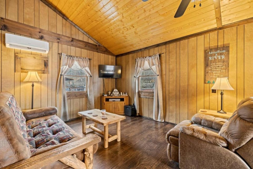 The Great Escape - Riverfront Cabin, Mountain Views, Fishing, and Rafting! Cabin in Swain County