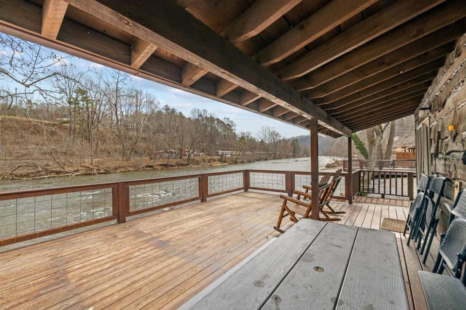 The Great Escape - Riverfront Cabin, Mountain Views, Fishing, and Rafting! Cabin in Swain County