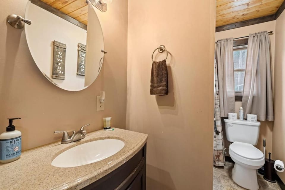 Cast Away - Riverfront Cabin, Mountain Views, Fishing, and Hiking! Cabin in Swain County