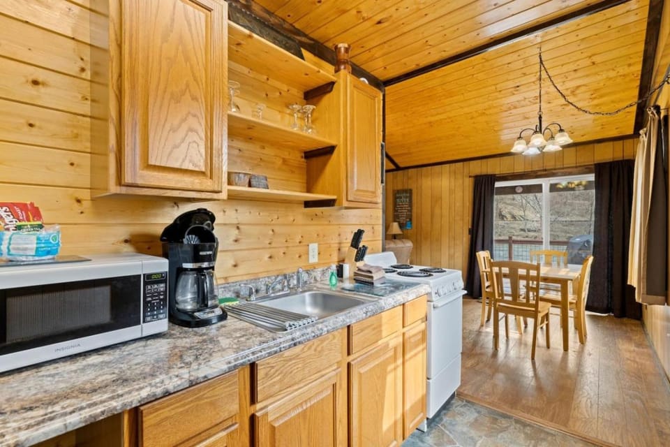 Cast Away - Riverfront Cabin, Mountain Views, Fishing, and Hiking! Cabin in Swain County