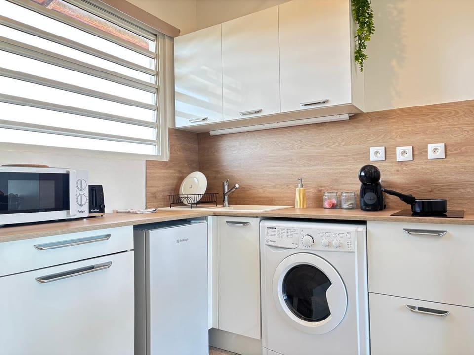 Coffee/tea facilities, dishwasher, microwave, stove, toaster, washing machine, kitchen