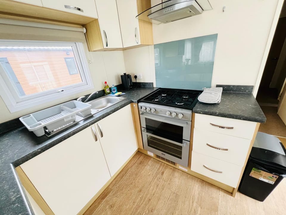 Coffee/tea facilities, oven, stove