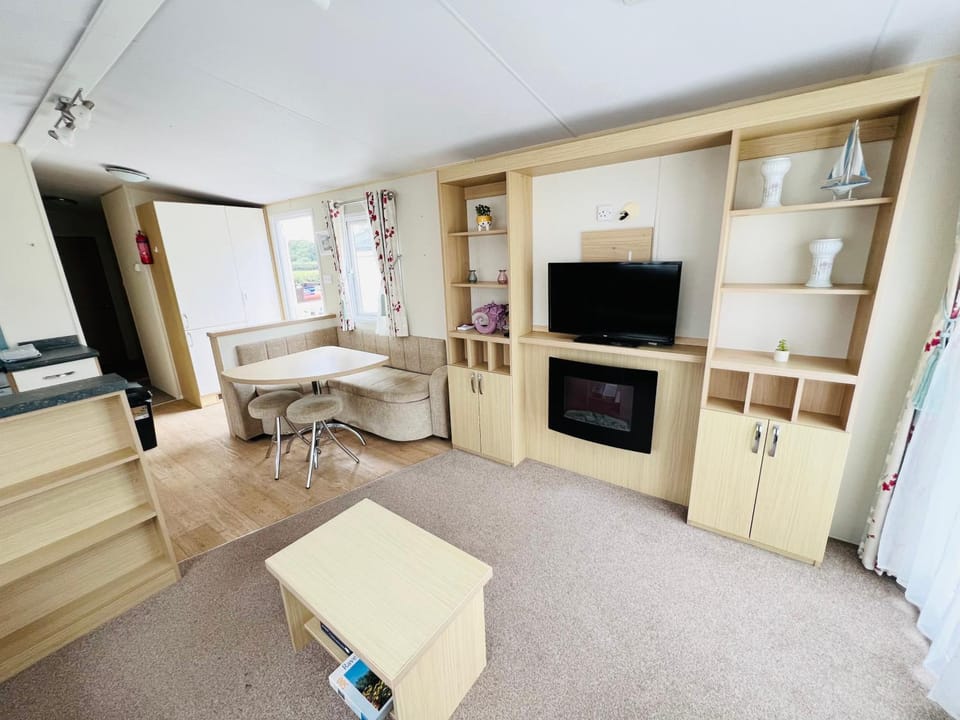 TV and multimedia, Living room, Dining area