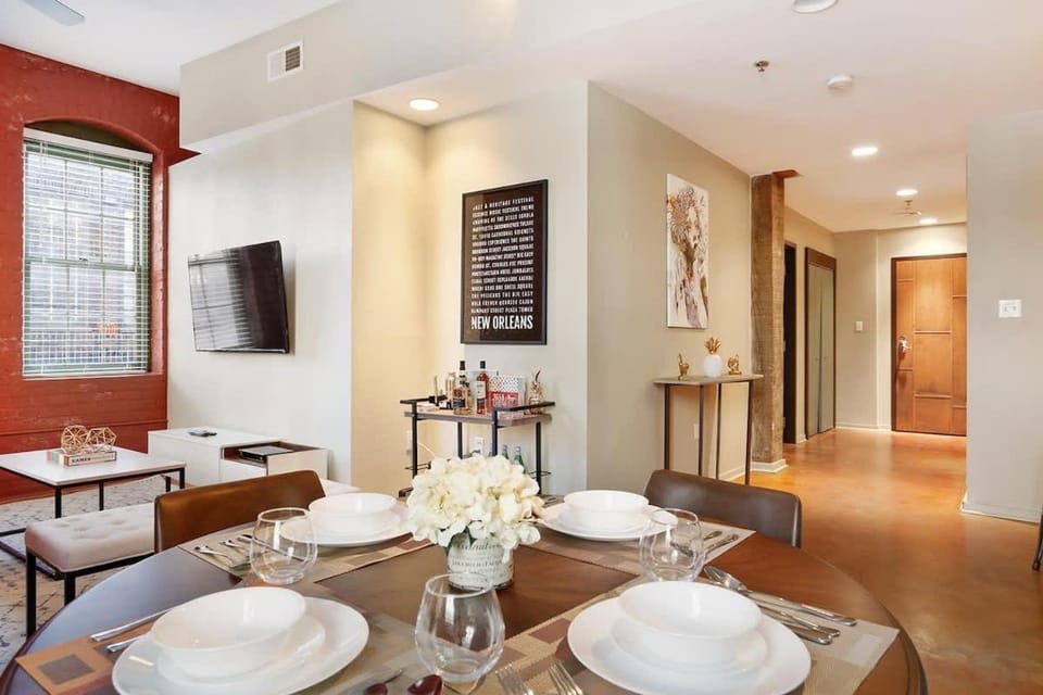 Group Getaway - 2 Modern 3BR-2BA Warehouse Flats - 6 Bedrooms & 4 Baths Total Apartment in Warehouse District