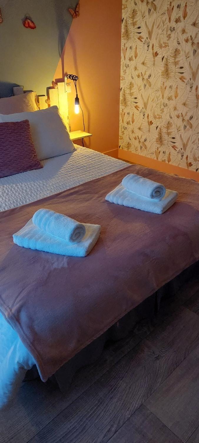 Bedroom, towels