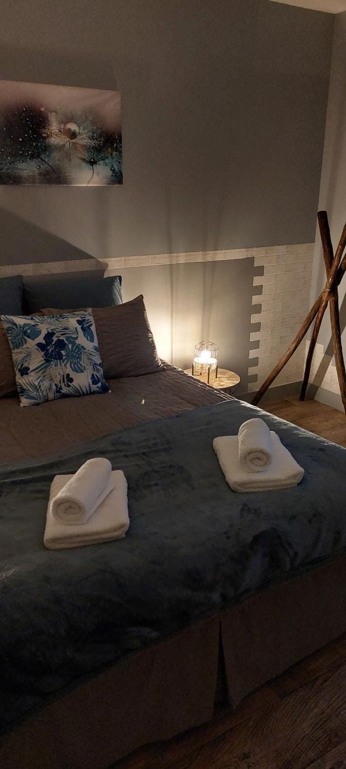 Bed, Photo of the whole room, Bedroom, towels