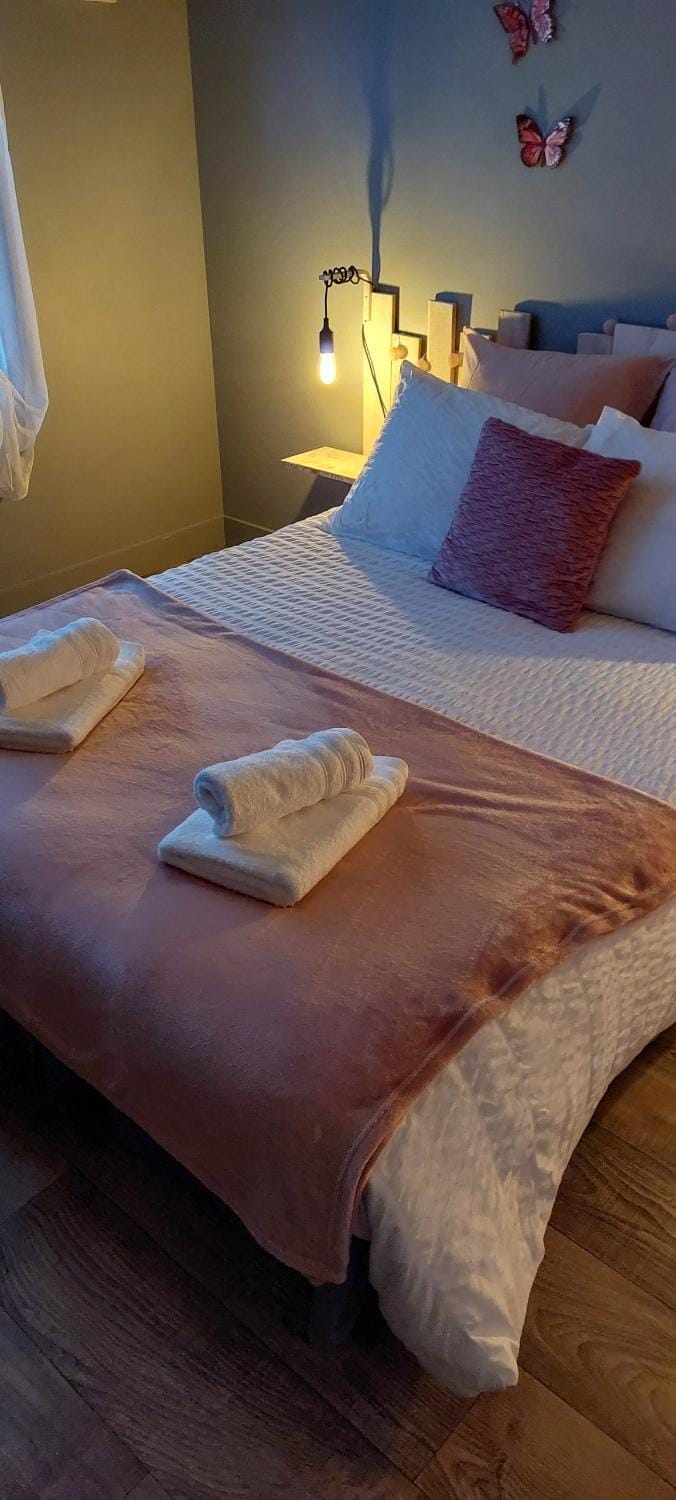 Bed, Photo of the whole room, Bedroom, towels