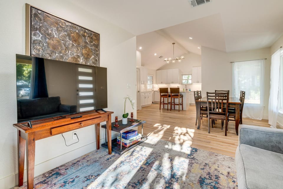 4 Mi to UT Austin Bright and Modern Family Home House in Austin