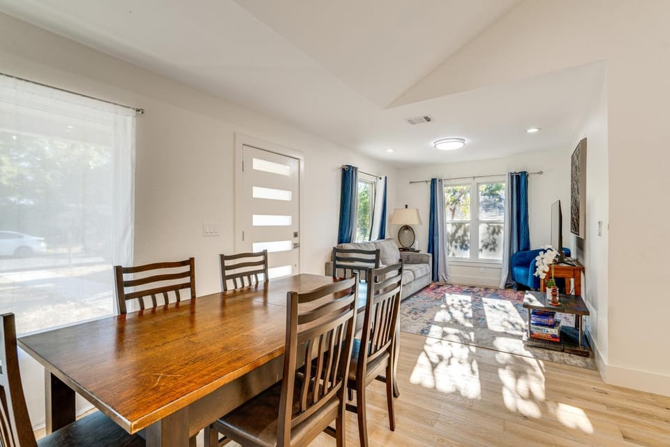 4 Mi to UT Austin Bright and Modern Family Home House in Austin