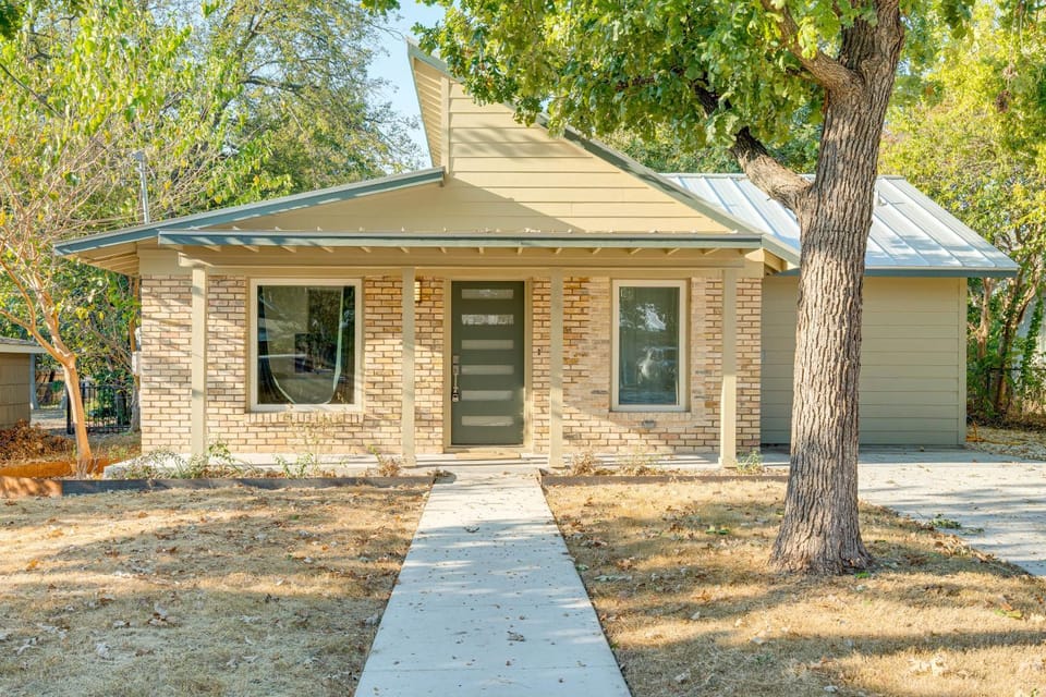4 Mi to UT Austin Bright and Modern Family Home House in Austin