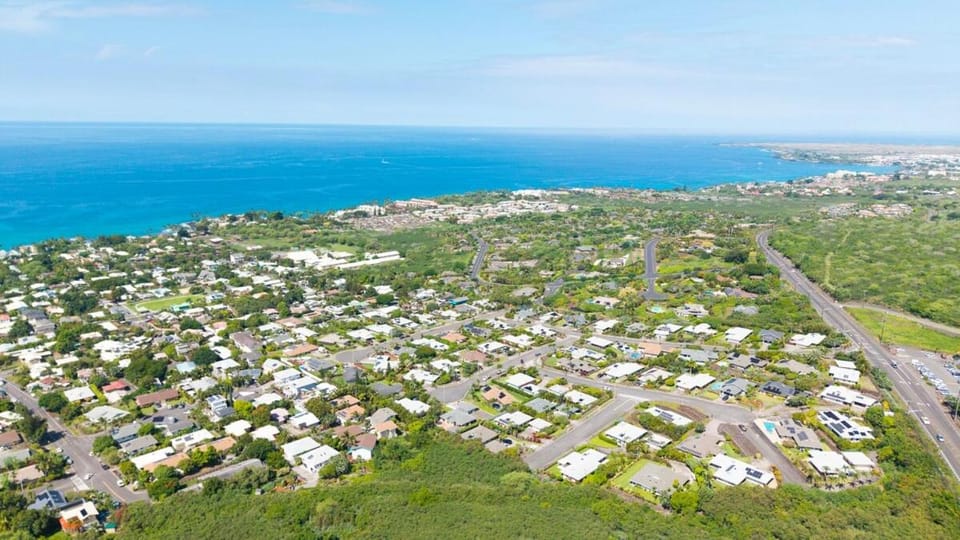 4BR Oceanview Home- Pool, Large Deck, AC & Gardens House in Holualoa