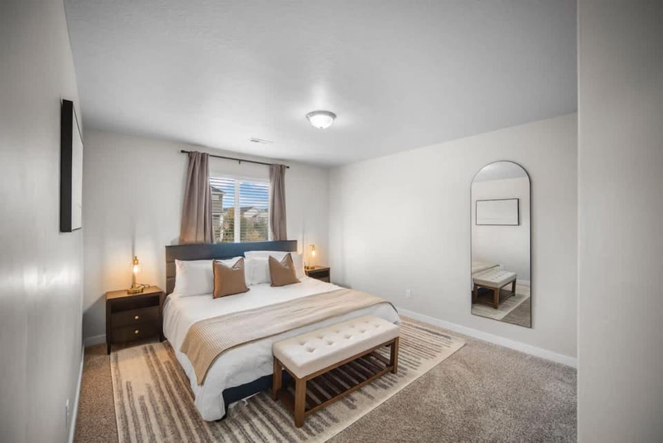 Charming Family Stay w Arcade Theatre Ski Haven Walking trails and river walk in backyard House in South Jordan