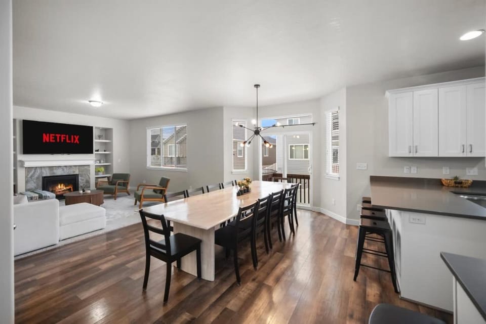 Charming Family Stay w Arcade Theatre Ski Haven Walking trails and river walk in backyard House in South Jordan