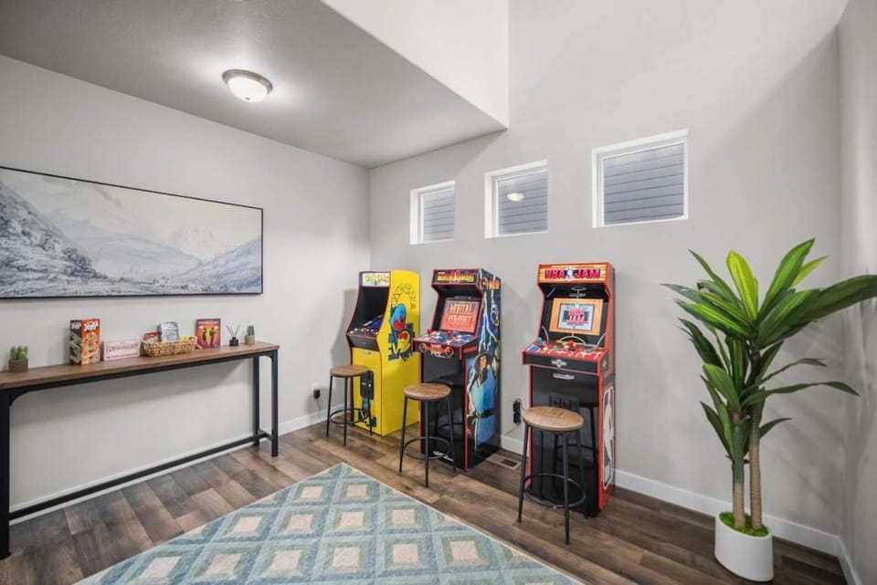 Charming Family Stay w Arcade Theatre Ski Haven Walking trails and river walk in backyard House in South Jordan