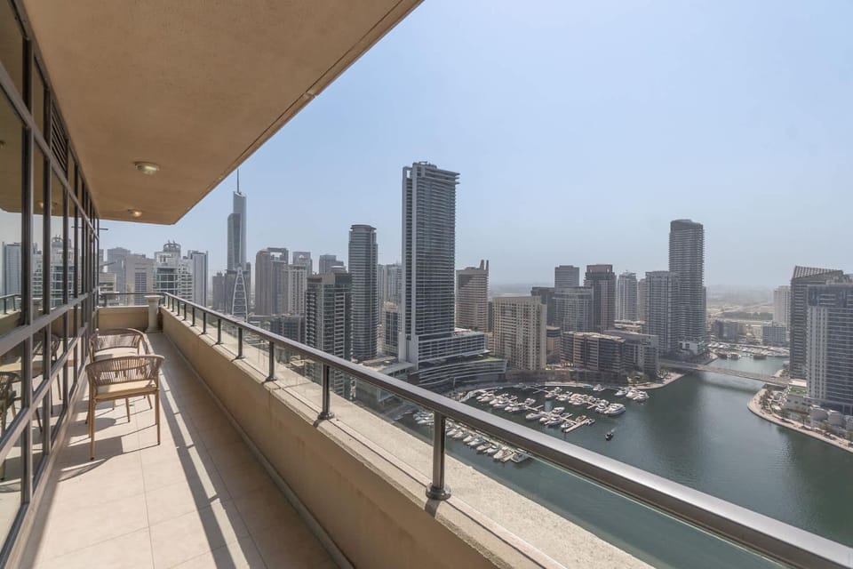 Free housekeeping visits during your stay - StayShort - Dubai Marina sleeps 4 with Marina Views Apartment in Dubai