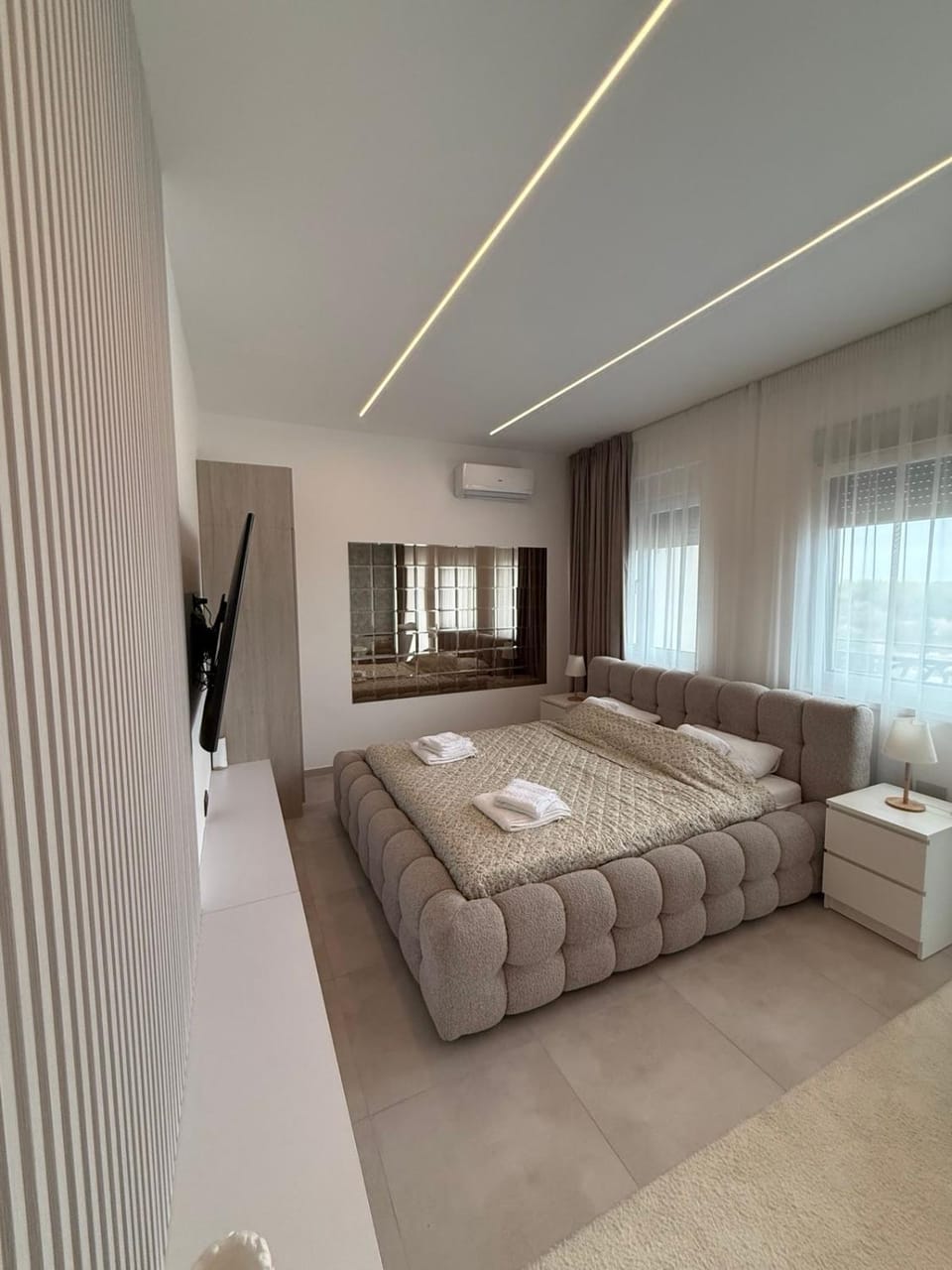 Bed, TV and multimedia, Photo of the whole room, Seating area, Bedroom, towels